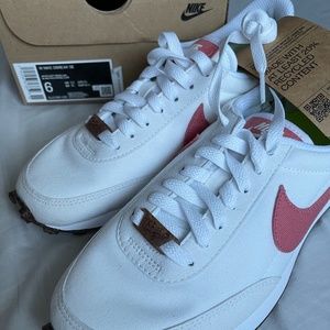 NWT Womens Nike DAYBREAK SE size 6